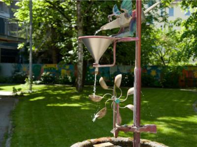 Im Garten können die Bewohner spazierengehen und sich entspannen