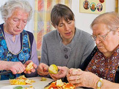 Die Bewohner werden in Alltagsarbeiten miteinbezogen