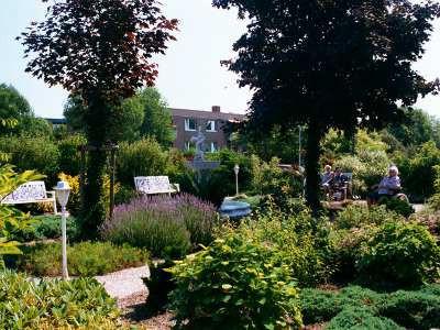 Die Senioren entspannen gerne im Garten der Anlage des Alten- u. Pflegeheim Haus Gotthard-Karstens in Brunsbüttel