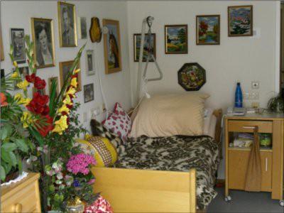 Die Bewohner können ihre Zimmer mit eigenen Möbeln und Erinnerungsstücken einrichten