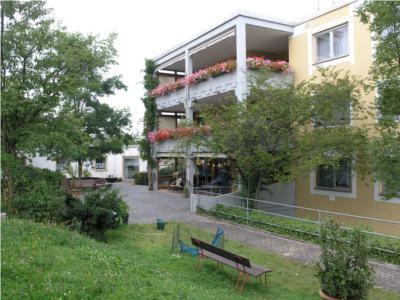 Der schöne Garten ums Haus lädt zu Spaziergängen und zum Verweilen ein