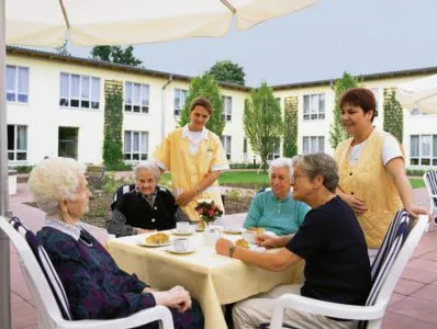 Kaffeerunde im schön angelegten Innenhof der AMARITA Datteln