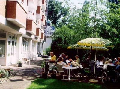 Bei schönem Wetter lädt der Garten zur Mittagspause ein Pflegeheim Altenheim Pflege- und Therapiezentrum Fischerstraße - Hilde Schneider Haus in Hannover