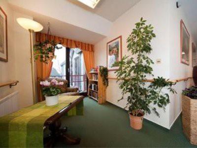 Sitzgelegenheiten laden zum Verweilen ein