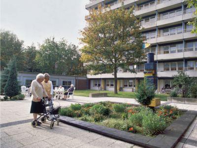 Grünanlage mit Sitzgelegenheiten vor dem Senioren-Wohnpark Koppenbergs Hof in Herne