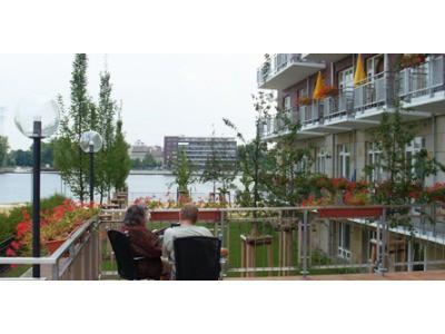 Blick auf den See vom Haus an der Spree in Berlin
