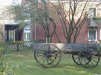 Kutsche im Vorgarten des Seniorenheims Klosterfeld in Himmelpforten