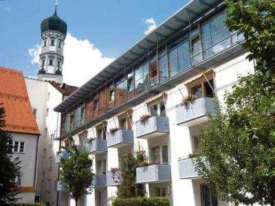 Blick vom Innenhof auf das Dr. Schenk-Stift in Augsburg