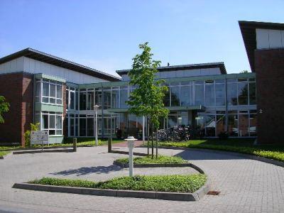 Haupteingang des DRK-Seniorenheims Haus Am Dobrock in Cadenberge