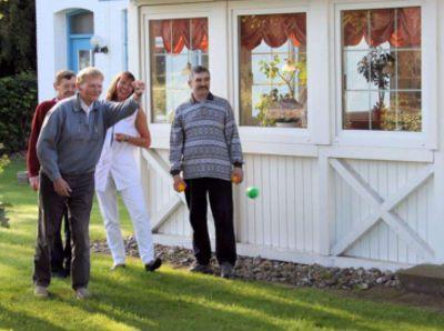 Bewohner spielen Boulé im Garten des Ahlefeldshof Friedrichsau Jübek
