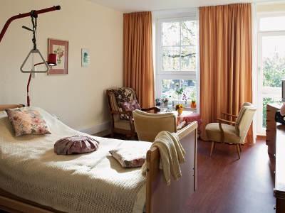 Eines der hellen Pflegezimmer