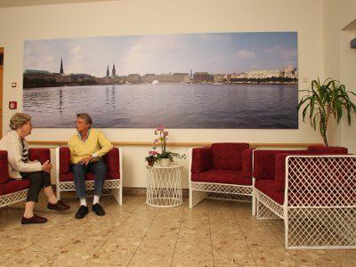 In den Aufenthaltsbereichen trifft man sich zum Plaudern im Alten- und Pflegeheim Haus Weinberg im Park der Stiftung