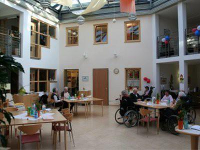 Der helle und freundliche Gemeinschaftsraum im Haus St. Walburga