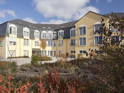 Die Einrichtung ist von einer schönen Gartenanlage umgeben