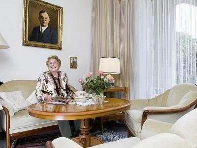Bewohnerin in einem der Pflegezimmer