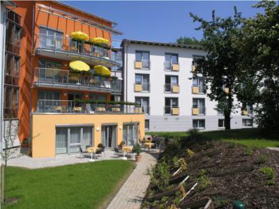 Die Wohnungen sind mit Balkonen ausgestattet und bieten einen schönen Blick in den Garten