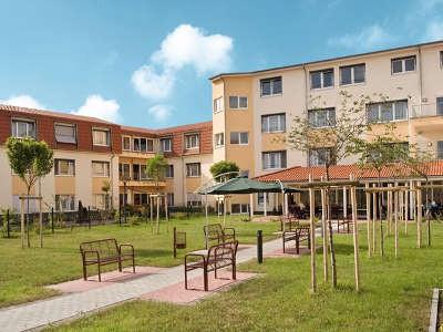 Bei schönem Wetter lockt der Garten ums Haus die Bewohner ins Freie