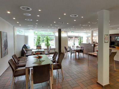 Die hell und freundlich gestaltete Cafeteria des Städtischen Altenheims Eicken in Mönchengladbach