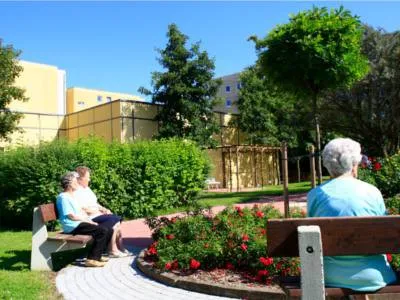 Bewohner genießen die Sonne im Garten des Senioren-Wohnparks Bad Langensalza