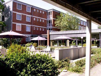 Blick auf die Terrasse und Haus Emmaus Altenheim Pflegeheim Altenzentrum Kirchrode in Hannover