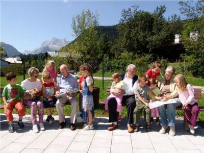 Begegnung von Alt und Jung im Senioren- und Pflegezentrum Insula