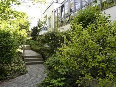 Der Garten der Anlage bietet den Bewohnern Entspannung im Altenzentrum Seniorenheim Ahrtal-Residenz in Bad Neuenahr-Ahrweiler dazu