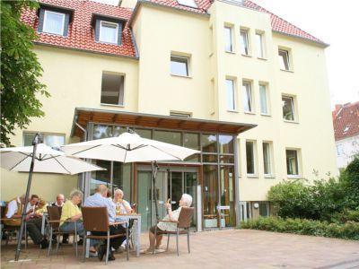 Die Bewohner sitzen bei schönem Wetter gerne im begrünten Innenhof...