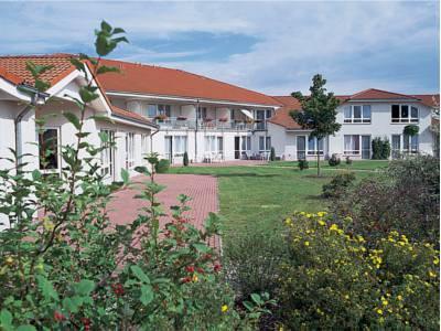 Der Senioren-Wohnpark Klötze bietet den Bewohnern eine großzügige Grünanlage direkt am Haus