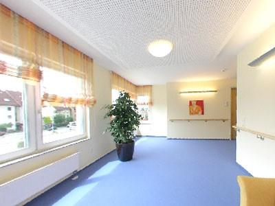 Lichtdurchflutete Flure im Seniorenzentrum in Eningen