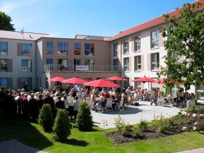 Die Terrasse des Hauses bietet Platz für Festlichkeiten im KerVita Senioren-Zentrum "Am Park" in Bergen auf Rügen