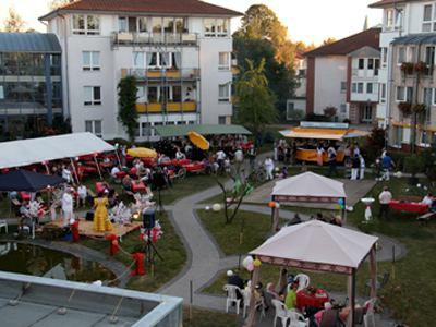 Die Gartenanlage des Seniorenzentrums bietet auch Platz um Feste zu feiern