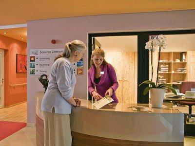Die Mitarbeiter der Rezeption helfen den Bewohnern gerne weiter
