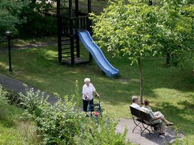 Im Park gibt es einen kleinen Goldfischteich und einen Pavillon