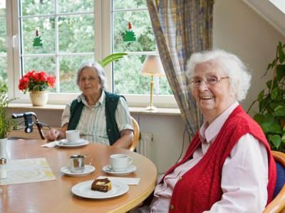 Zwei Seniorinnen lassen sich Kaffee und Kuchen schmecken im Senioren-Zentrum "Haus Eichenhof" in Egestorf