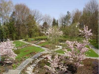 Der über 16.000 qm große Garten lockt mit Teichen, Bächen, Obststräuchern und vielen Tieren zum Verweilen und Spazierengehen