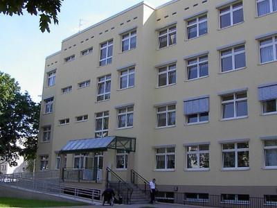 Die Einrichtung liegt zentrumsnah und dennoch von einladenden Grünanlagen umgeben