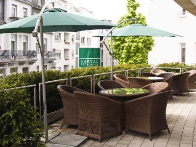 Die Anlage ist von Grün umgeben und bietet eine ruhige Atmosphäre im Altenzentrum Seniorenheim Ahrtal-Residenz in Bad Neuenahr-Ahrweiler