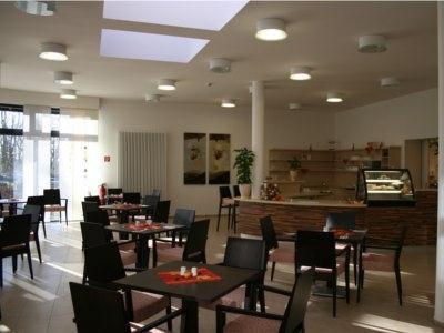 Das lichtdurchflutete Café im CURA Seniorencentrum Bergedorf
