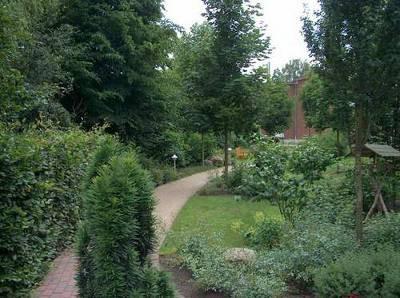 Die weitläufige Gartenanlage des Wohn- und Pflegezentrum Haus am Goldbach in Langwedel