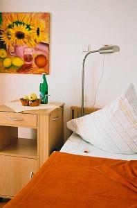 Pflegebett mit Beistelltisch im Seniorenstift Baumberge in Billerbeck