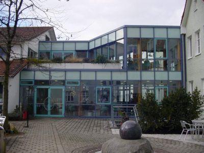 Der Innenhof mit Sitzgelegenheiten