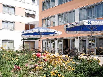 Die großzügig gestaltete Terrasse