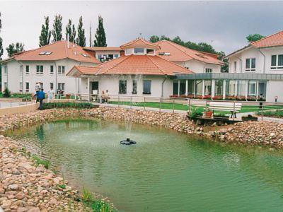 Sitzgelegenheiten am Teich laden die Bewohner der MEDINA Klötze zum Verweilen ein
