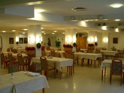 Im Speisesaal gibt es gutes Essen aus der hauseigenen Küche im Altenheim Altenzentrum St. Kilian in Iserlohn