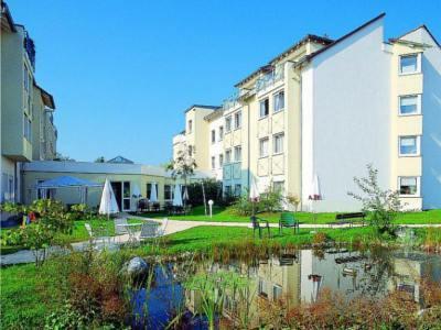 Parkanlage mit Teich im Senioren-Zentrum Kernen