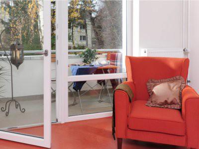 Jedes Appartement verfügt über eine Terrasse oder einen Balkon mit schönem Blick ins Grüne