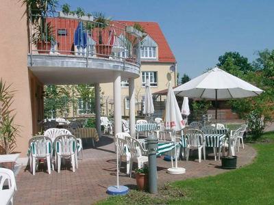Die Terrasse in der vielfältigen Seniorenanlage in Wolnzach  	Seniorenheim Pflegeheim Altenheim Betreutes Wohnen Psychisch Kranke Haus der Generationen Hallertau in Wolnzach