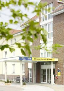 Eingang des Pflegewohnstifts Hönow bei Berlin