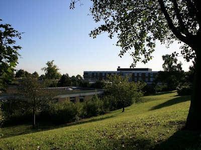 Blick auf die großzügige Parkanlage der Tagesklinik Gerontopsychiatrie in der AMEOS Fachklinik für Psychiatrie und Psychotherapie
