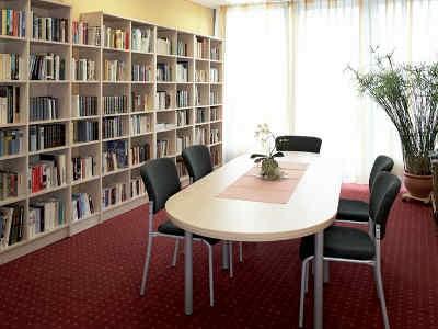 Blick in die gemütliche Bibliothek
